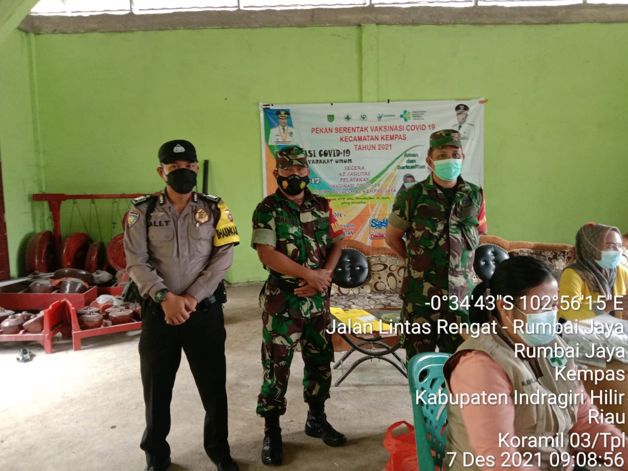 Babinsa 03/Tempuling Dampingi Sekaligus Pantau Pelaksanaan Vaksinasi Covid-19 di UPT Puskesmas Kempa