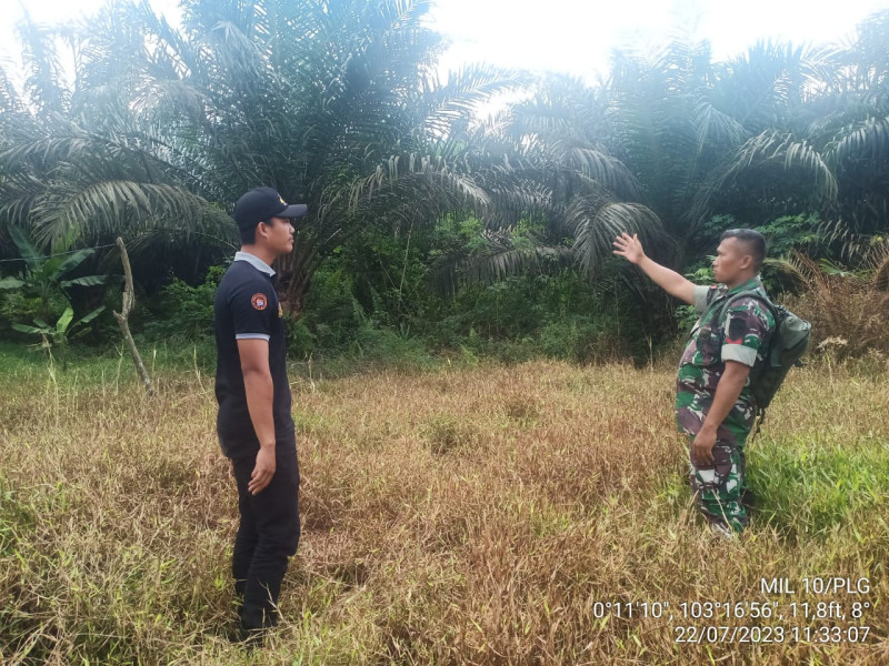 Dengan Adanya Perubahan Cuaca, Babinsa Koramil 10/Pelangiran Tetap Lakukan Patroli