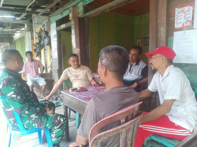 Babinsa Koramil 07/Reteh Gelar Komsos: Himbauan Keselamatan Musim Hujan