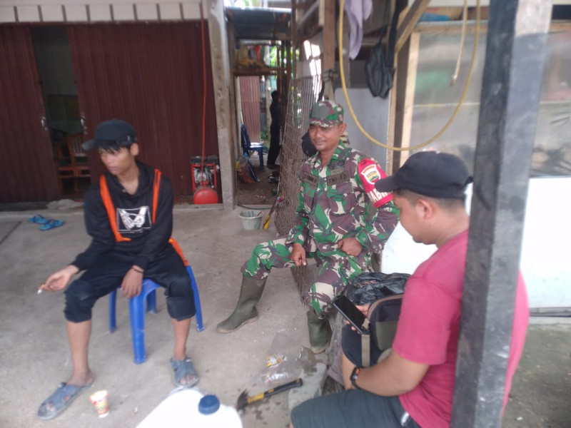 Babinsa Koramil 09/Kemuning Tingkatkan Rasa Kekeluargaan dan Kebersamaan Melalui Komsos