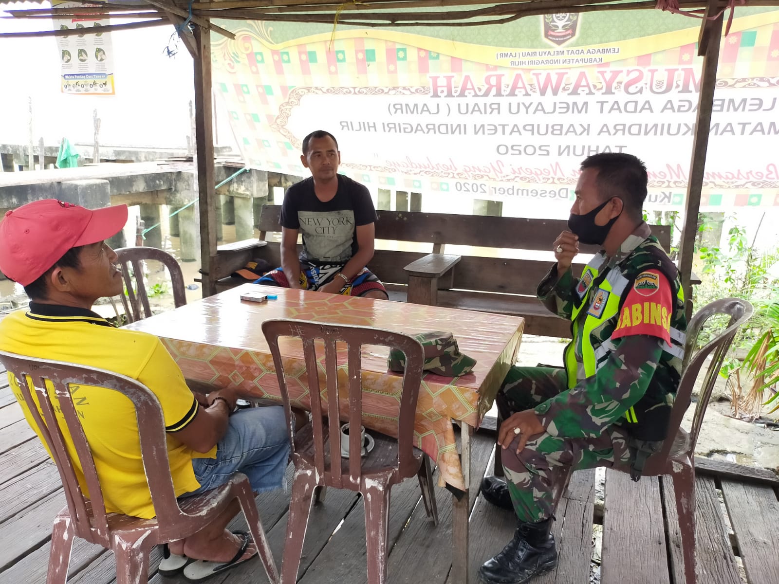 Ciptakan Keamanan dan Ketertiban di Wilayah, Babinsa 04/Kuindra Komsos Bersama Para Pemuda