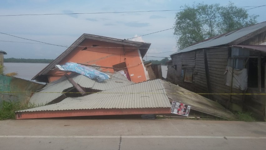 Longsor di Parit 6 Tembilahan, 3 Unit Rumah Alami Kerusakan  Longsor di Parit 6 Tembilahan, 3 Unit Rumah Alami Kerusakan