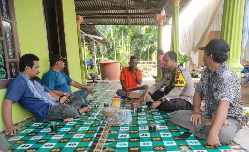 Bhabinkamtibmas Polsek Kempas Silaturrahmi Dengan Warga Binaan Sambil Ngopi Bareng.