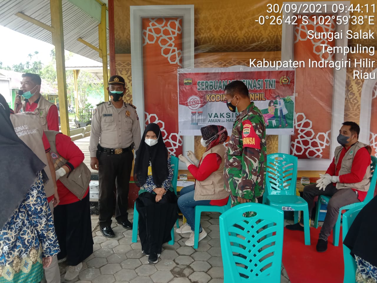 Berikan Rasa Aman dan Nyaman, Babinsa 03/Tempuling Dampingi Pelaksanaan Serbuan Vaksinasi Untuk Pela