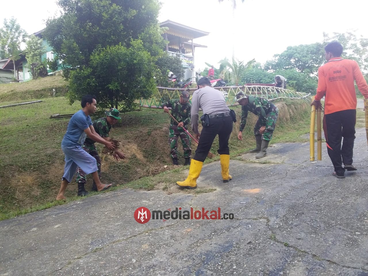 Bersama Polsek dan Warga Sekitar, Koramil 09/Kemuning Goro di Sekitar Pondopo Selensen Bersama Polsek dan Warga Sekitar, Koramil 09/Kemuning Goro di Sekitar Pondopo Selensen