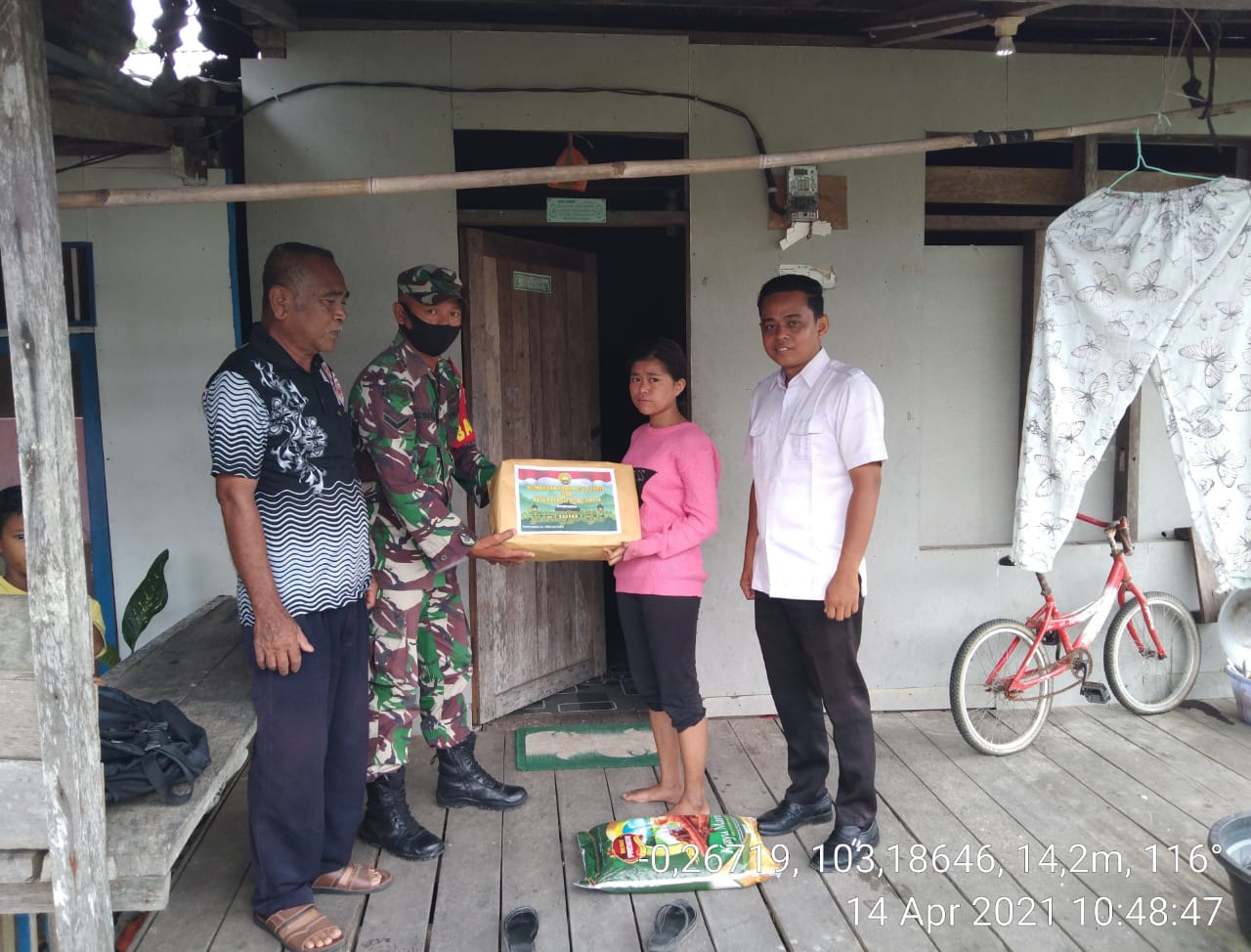 Berbagi Kasih di Bulan Suci, Babinsa Koramil 12/Batang Tuaka Bantu Warga Kurang Mampu