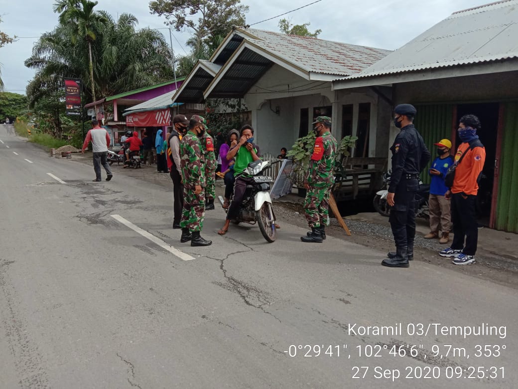 Adaptasi Kebiasaan Baru, Babinsa Terus Laksanakan Kegiatan Penegakan Disiplinkan Protokol Kesehatan 