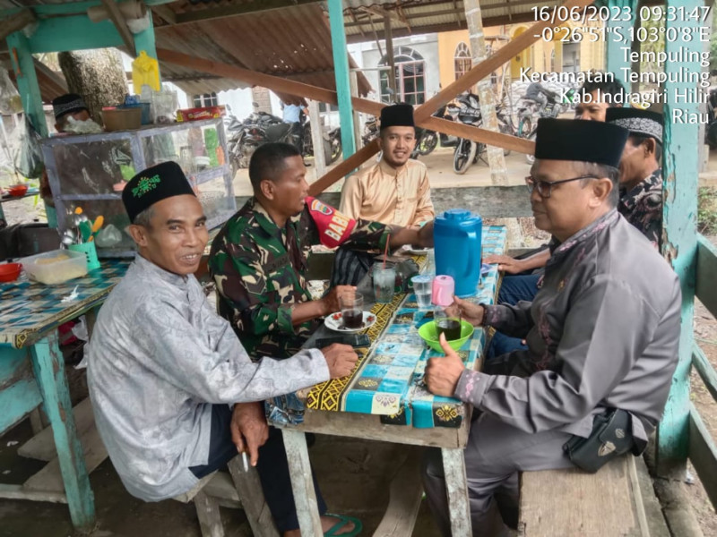 Babinsa Karya Tunas Jaya Koramil 03/Tpl Terus Meningkatkan Komsos Dengan Kades dan Perangkatnya