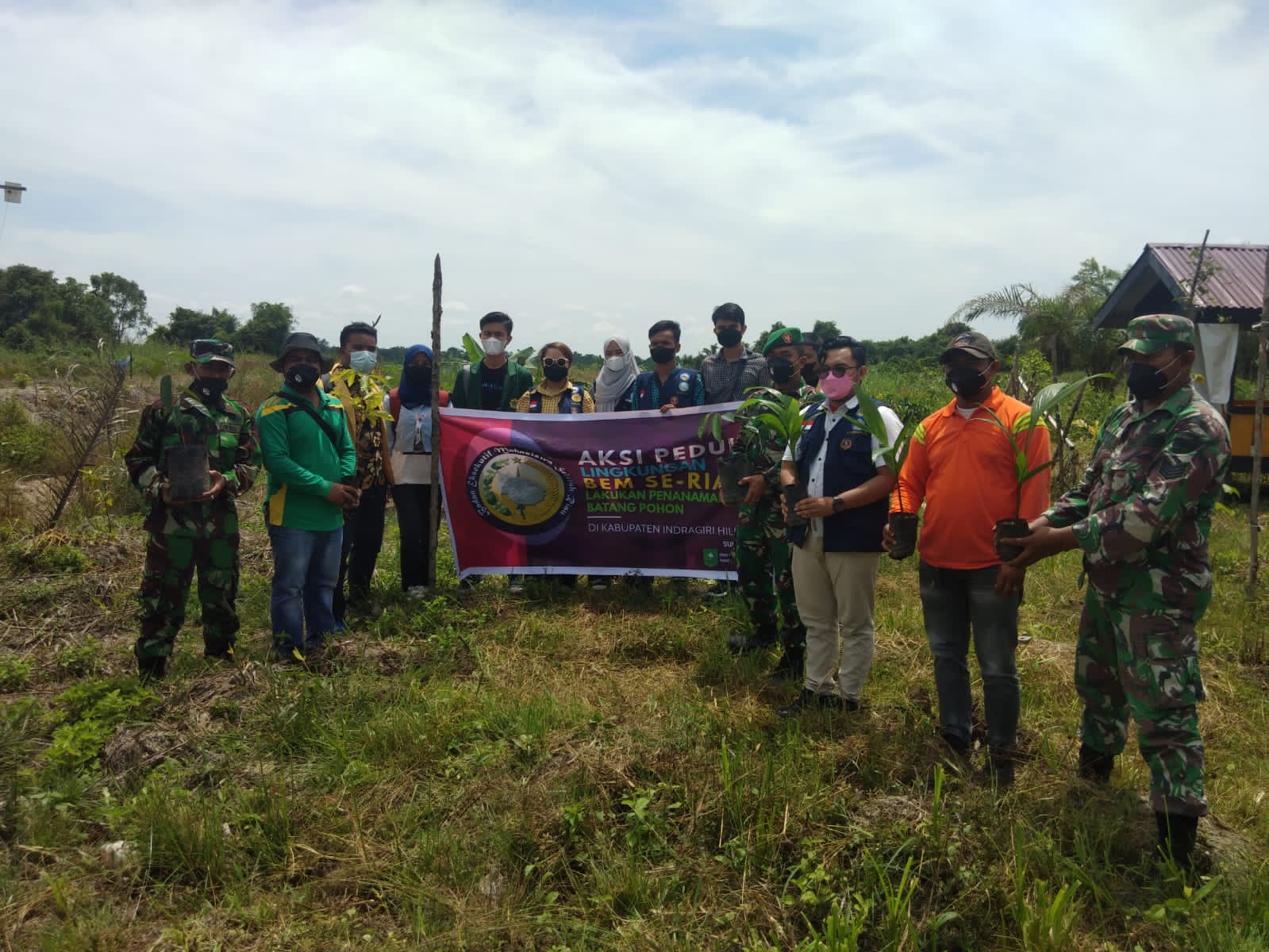 Aksi Peduli Lingkungan BEM Se-Riau, Danramil 03/Tempuling Ikut Dalam Penanaman Batang Pohon