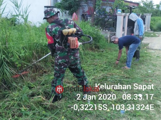 Peltu Harry S Sirait Laksanakan Goro Pembersihan Rumput bersama Warga Kelurahan Sapat