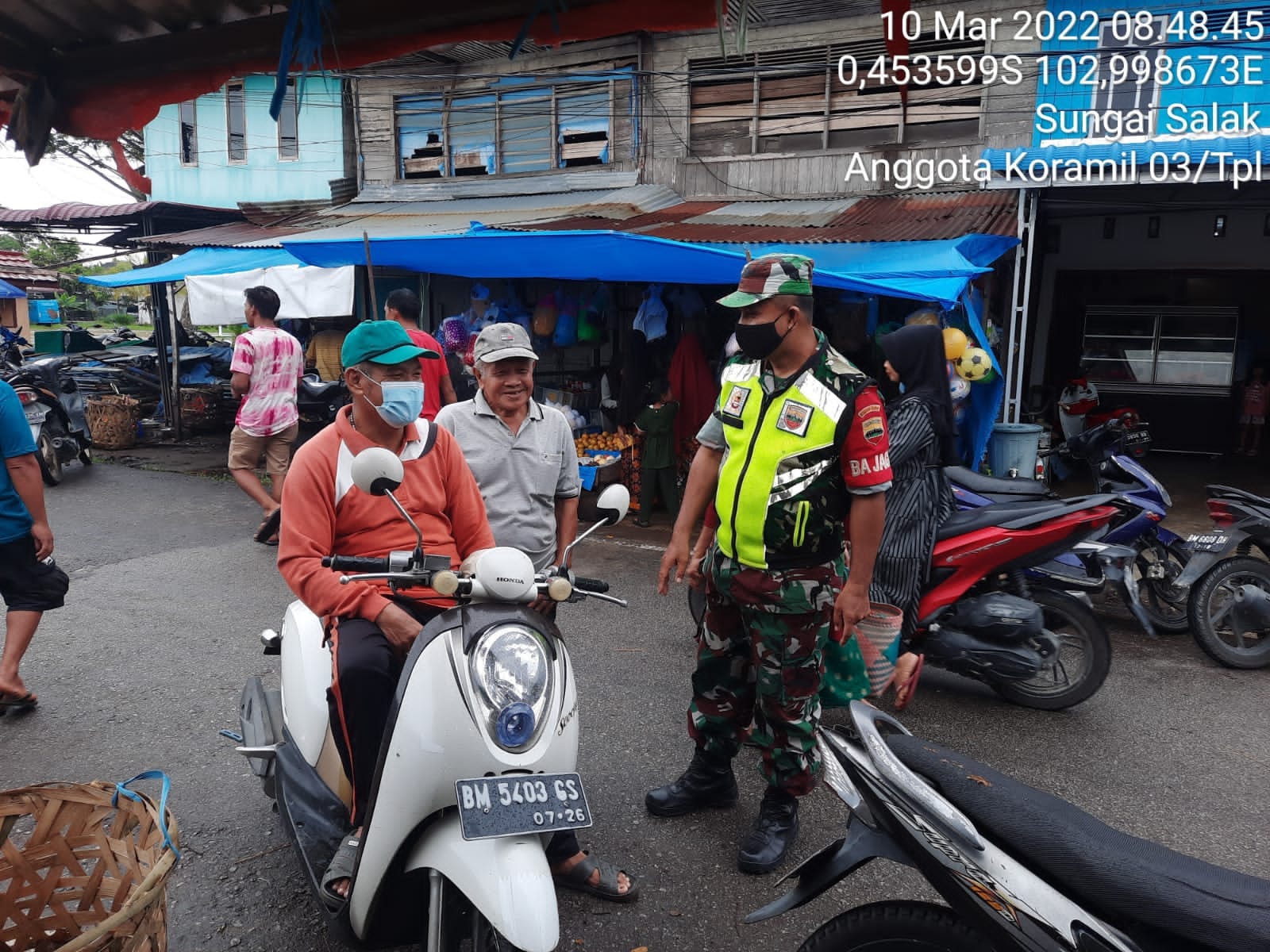 Dengan Humanis Dan Sopan, Bati Tuud Koramil 03/Tpl Himbau Warga Pakai Masker