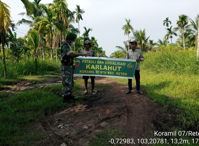 Patroli dan Sosialisasi Bekas Karhutla Oleh Babinsa Koramil 07/Reteh di Binaan