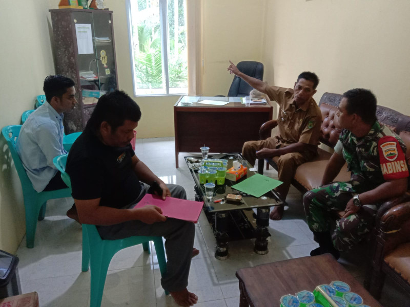 Sambang Balai Desa, Babinsa 03/Tpl Serda Pardamaean Komsos Dengan Perangkat Desa