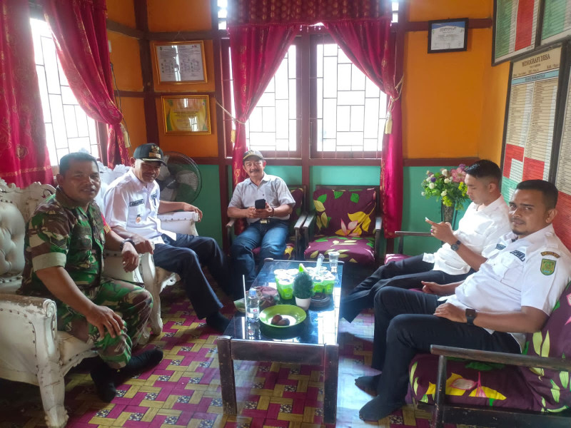 Sambangi Kantor Desa Teluk Kiambang, Babinsa 03/Tpl Komsos Dengan Perangkat Desa
