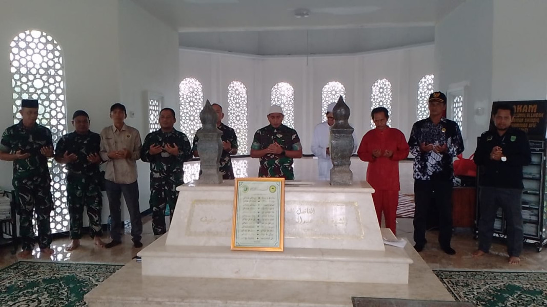 Dandim 0314/Inhil Letkol Inf Fikky Nur Kuncoro Jati SH MHan, Berziarah ke Makam Tuan Guru Sapat