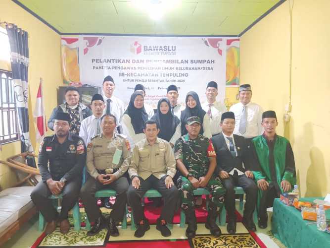 Babinsa 03/Tempuling Hadiri Pelantikan Dan Pengambilan Sumpah Panitia Panwaslu Se-Kecamatan Tempuling
