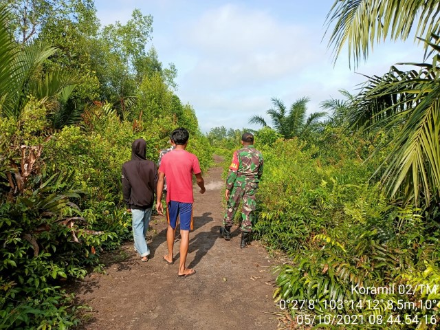 Keluar Masuk Kebun, Babinsa Desa Rantau Panjang Lakukan Upaya Pencegahan Karhutla