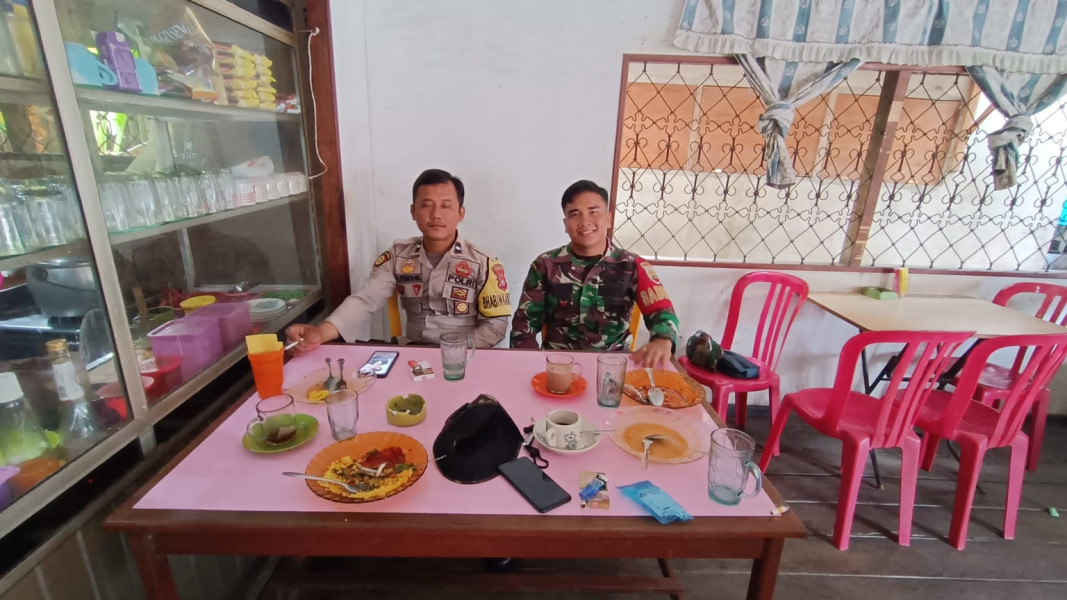 Babinsa 03/Tpl Dan Bhabinkamtibmas Duduk Bersama Di Warung Kopi Bahas Kamtibmas