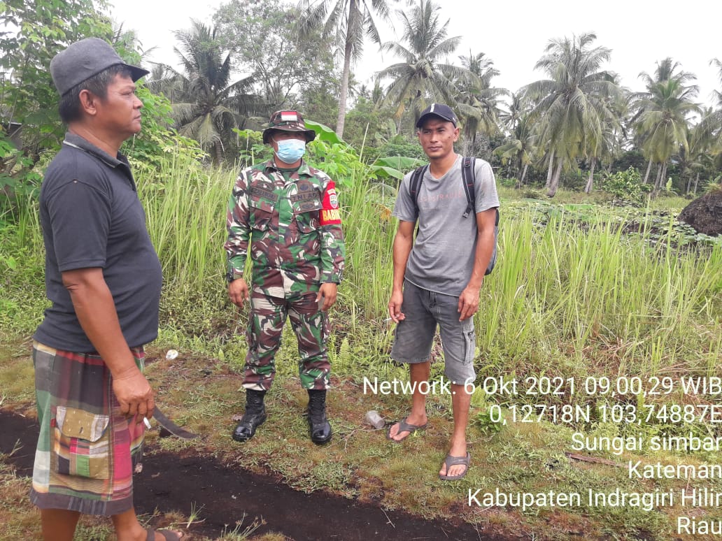 Anggota TNI Babinsa Sungai Simbar Laksanakan Patroli Karlahut