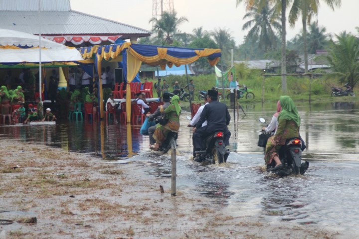 Lantik Kades Tunggal Rahayu Jaya, Teluk Belengkong Ditengah Genangan Air, ini Kata Bupati Inhil