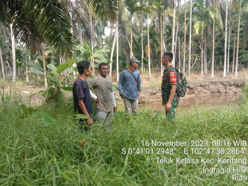 Babinsa Koramil 09/Kemuning Ingatkan Warga Untuk Terus Menjaga Lahan dan Hutan di Desa Binaan