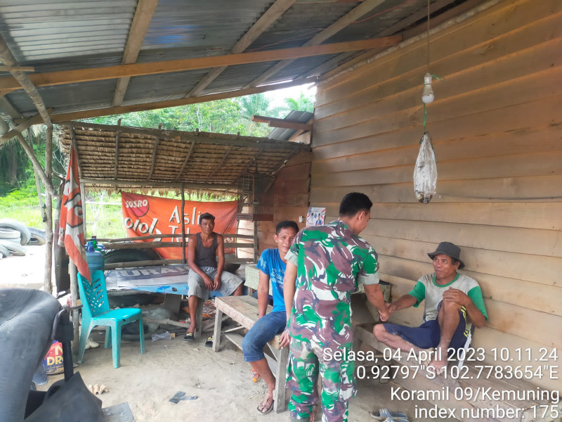 Jalin Hubungan Baik Antara Babinsa Koramil 09/Kemuning dan Warga Melalui Komsos