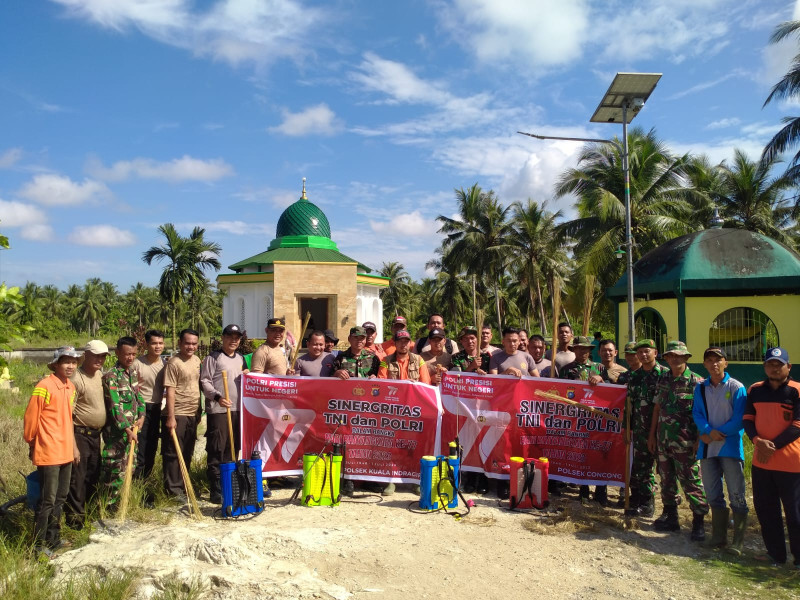 Dalam Rangka Memperingati HUT Bhayangkara Ke 77, Danramil 04/Kuindra Lakukan Gotong Royong di Makam Tuan Guru