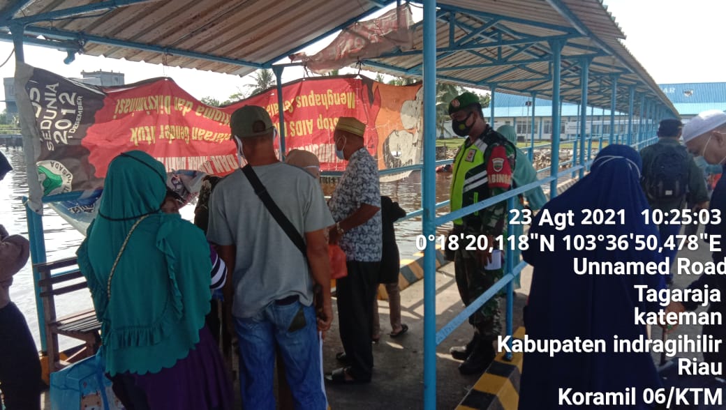 Babinsa dari Koramil 06/Kateman Berjaga Prokes di Pelabuhan Syahbandar Guntung