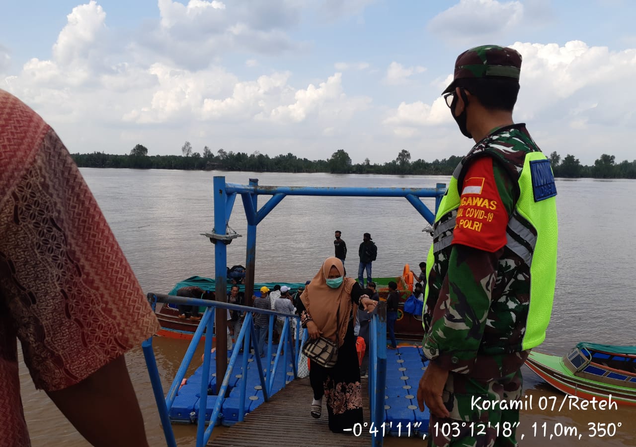 Pengawasan Terhadap Penumpang Pelabuhan Terus Di Lakukan Oleh Babinsa Koramil 07/Reteh