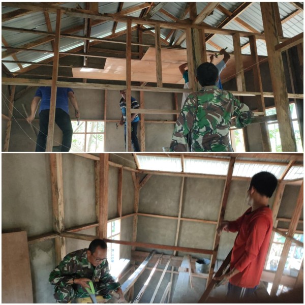 Progres RTLH, Anggota Satgas TMMD Kodim 0314/Inhil Pasang Plafon Rumah Warga