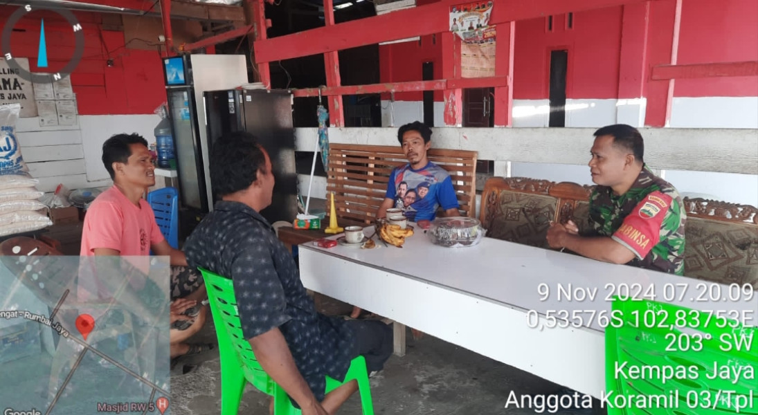 Sampaikan Pesan Keamanan Jelang Pilkada 2024, Babinsa Koramil 03/Tpl Komsos Dengan Warga Kampung Pancasila