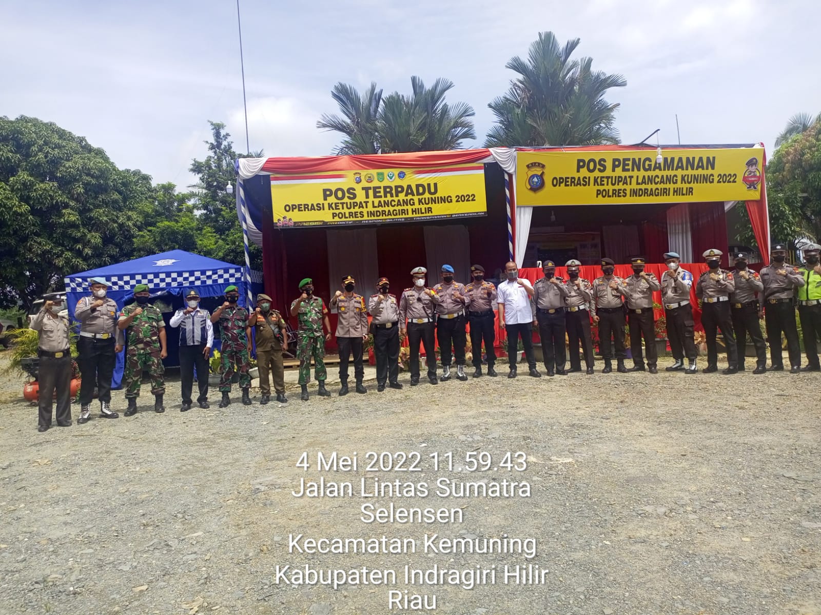 Pengamanan Pos Jalur Mudik Lebaran Oleh Babinsa Koramil 09/Kemuning Di Jalan Lintas Timur