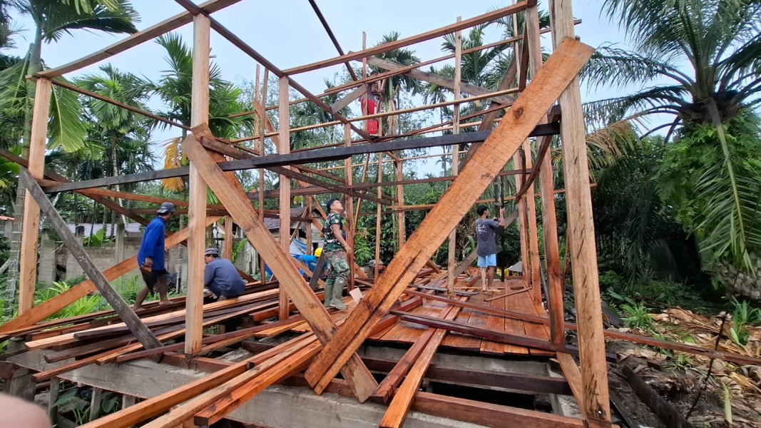 TMMD Ke-123 Kodim 0314/Inhil, Memasuki Tahap Pemasangan Tiang Rumah Pada RTLH Milik Ibu Acil    