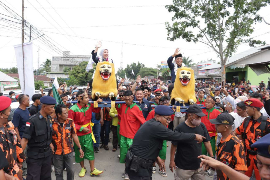 Naik Sisingaan, Rezita - Suhardi Daftar ke KPU Inhu Diantar 5 Ribu Pendukung