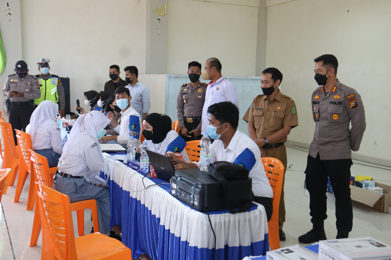 Kapolres Inhil Tinjau Pelaksanaan Pemberian Vaksin Kepada Guru dan Siswa