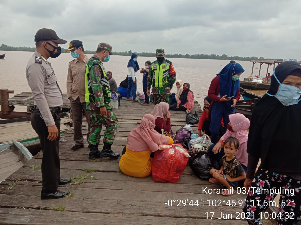 Percepatan Pemulihan Wilayah, Koramil 03/Tempuling Terus Melaksanakan Penegakan Protkes di Pasar