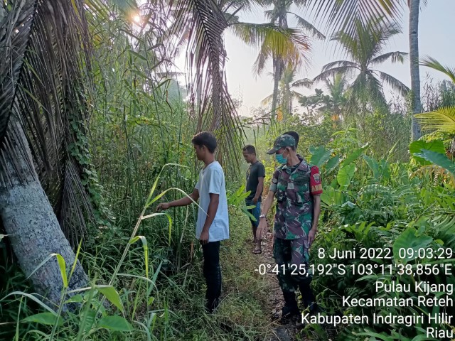 Sosialisasi dan Patroli Rutin Cegah Karhutla Oleh Praka Bobi Ariyanto