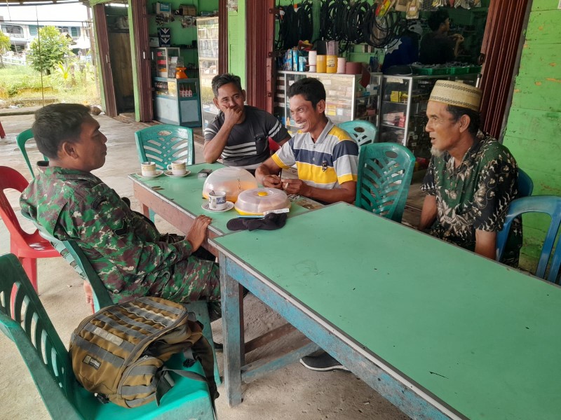 Babinsa Sertu Benri: Komsos untuk Meningkatkan Hubungan antara Babinsa dan Warga