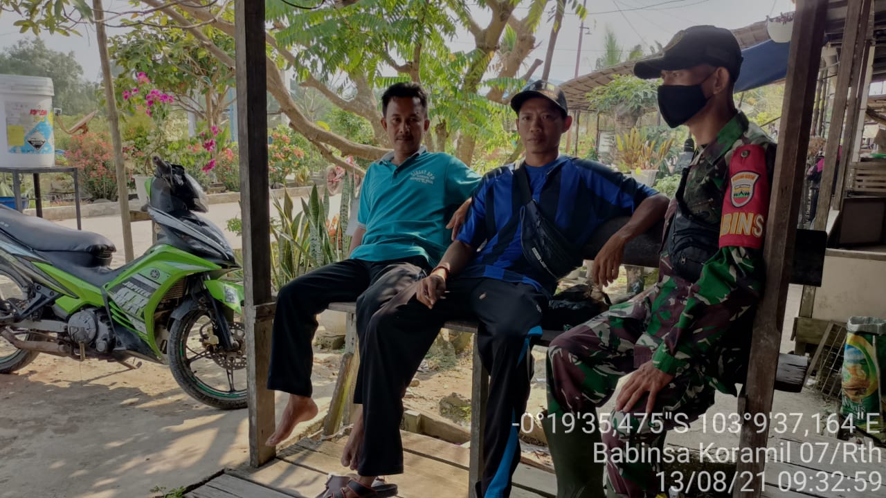 Babinsa Koramil 07/Reteh Komsos Sambil Sosialisasi PPKM di Wilayah Binaan