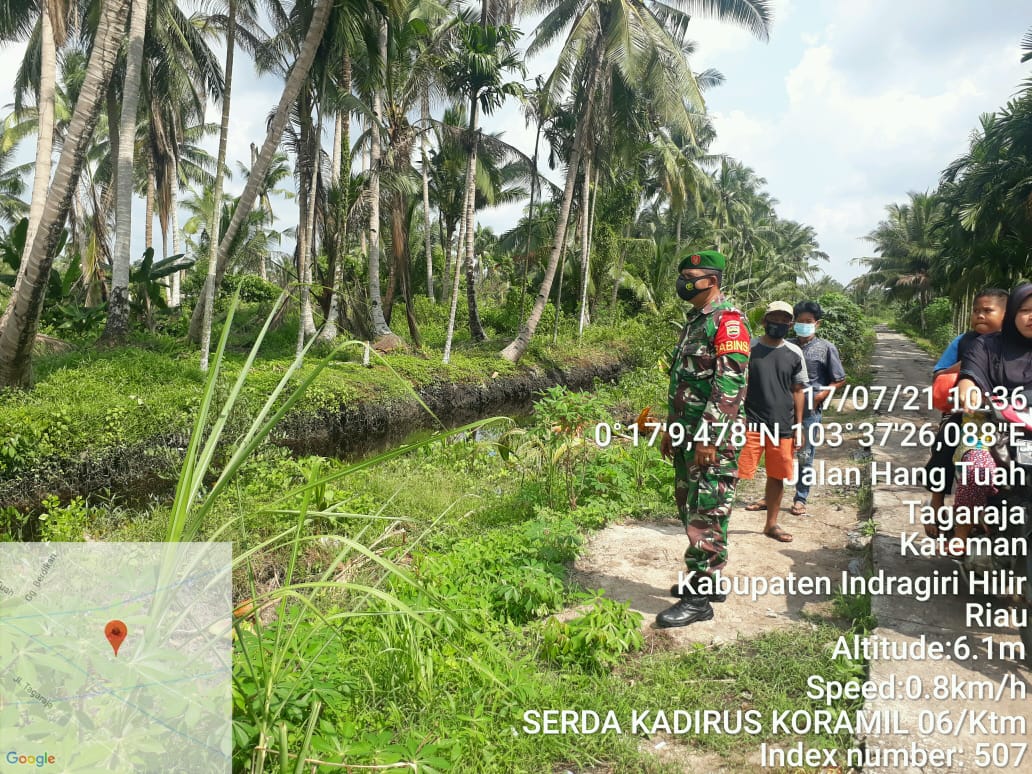 Patroli Karlahut di Desa Penjuru, TNI dari Koramil 06/Kateman Ajak Warga Siaga