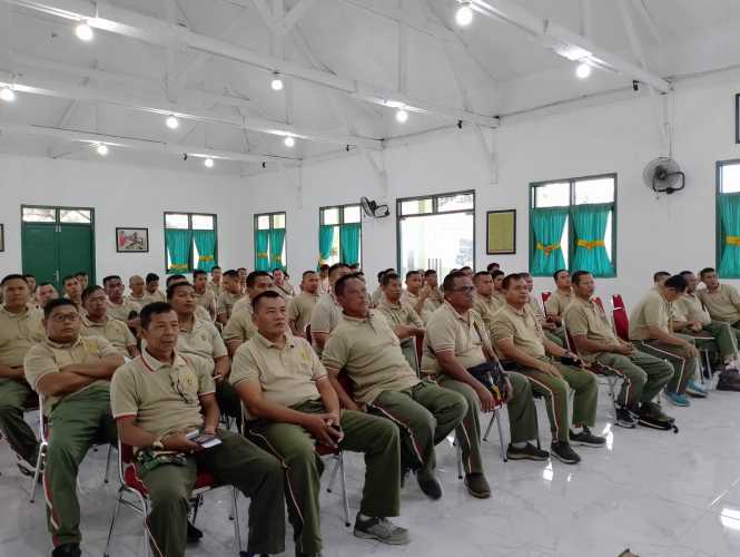 Anggota Koramil 04/Kuindra mengikuti Acara Vidcon ETWP AD di Makodim 0314/Inhil