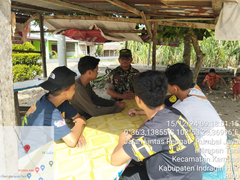 Babinsa Koramil 03/Tpl Komsos Dengan Mitra Karib Tokoh Pemuda di Wilayah Binaan