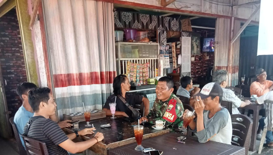 Melalui Komsos, Babinsa 03/Tpl Ajak Pemuda Desa Binaannya Jaga Keamanan Desa