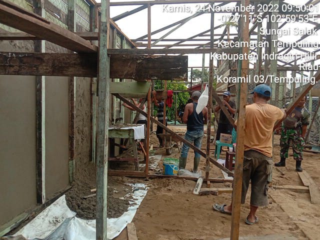 Koramil 03/Tpl Bersama Warga Lakukan Gotong Royong Pengecoran Rumah Dinas Babinsa