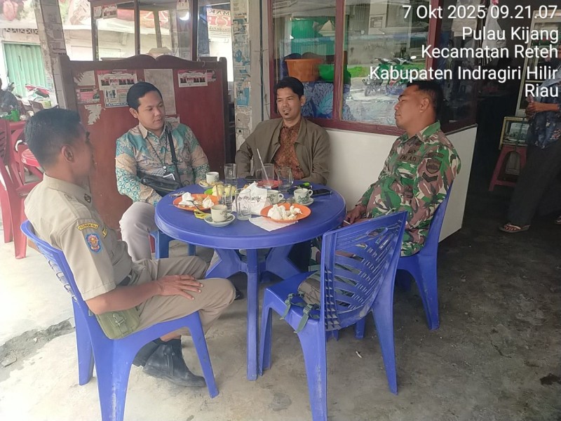 Babinsa Koramil 07/Reteh Laksanakan Pengawasan SDM Bersama Pemuda Desa