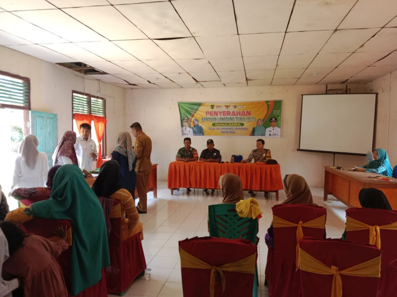 Babinsa Desa Tukjimun Dampingi Pembagian BLT Kepada Warga