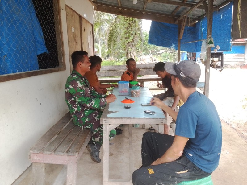 Babinsa Koramil 03/Tpl Laksanakan Komsos Santai, Pererat Hubungan dengan Warga Desa Mumpa