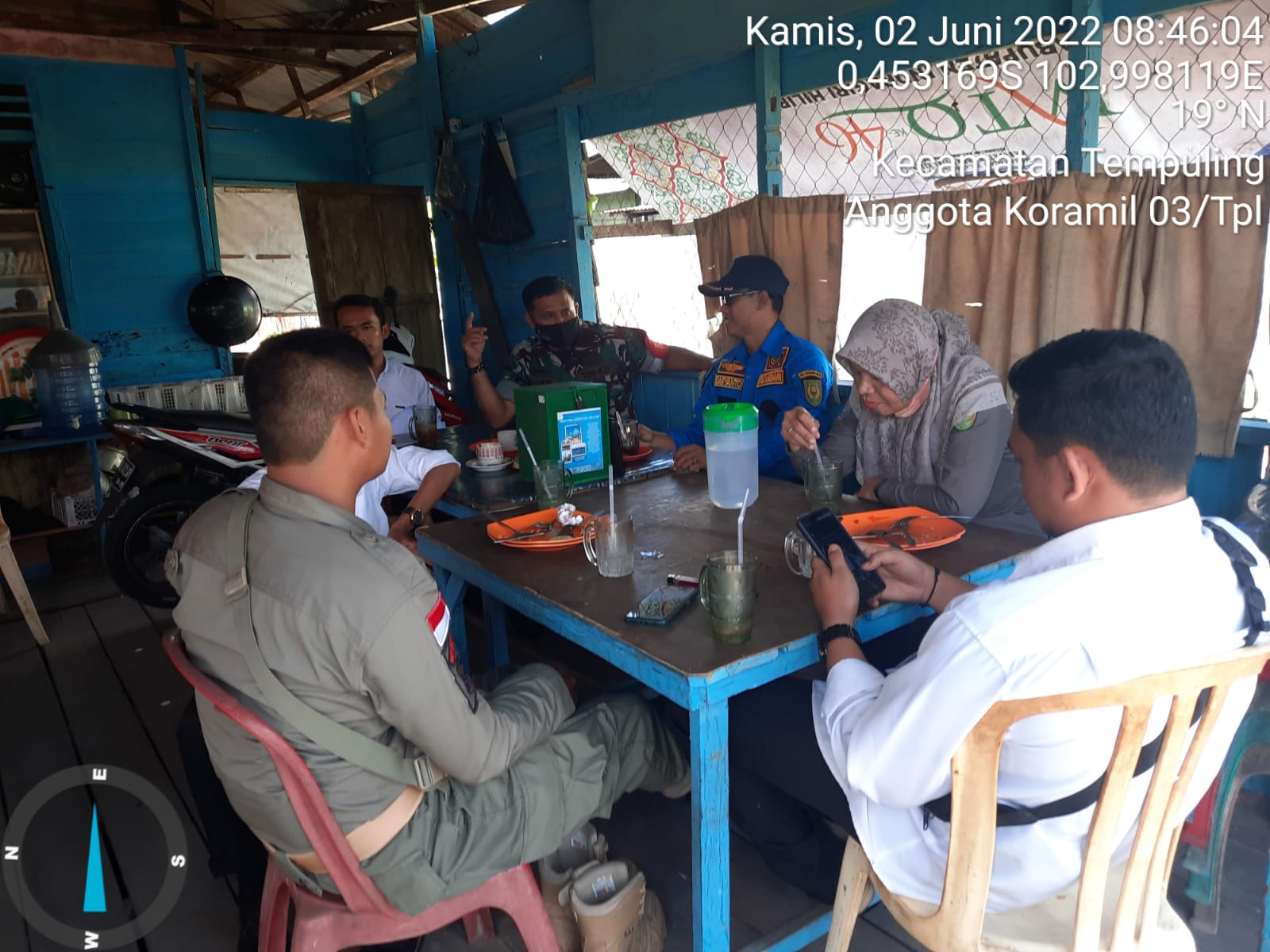 Tingkatkan Sinergitas, Babinsa Koramil 03/Tempuling Komsos dengan Staf Kecamatan Dan Satpol PP