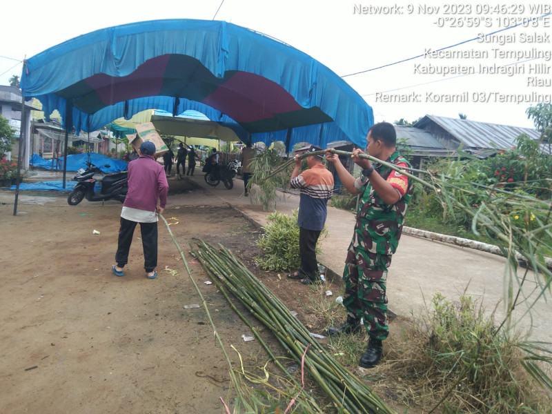 Jelang Hajatan, Babinsa Koramil 03/Tpl Bantu Warga Dirikan Tenda