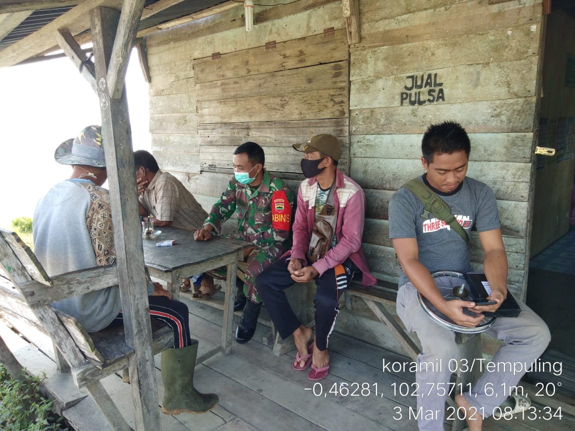 Wujud kedekatan Babinsa 03/Tempuling dengan warga di desa binaan